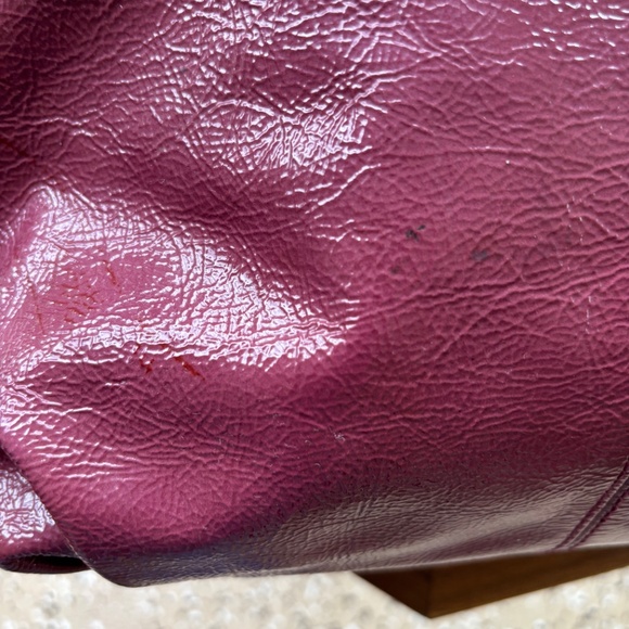 Purple patent leather coach shoulder bag with adjustable strap - Picture 12 of 13